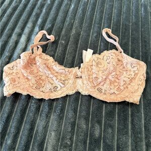 Victoria's Secret Lace Underwire Bra in Light Pink
